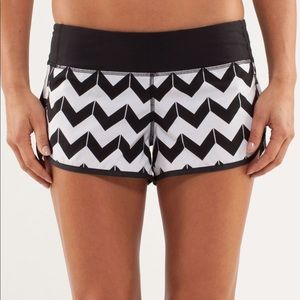 Lululemon Run: Speed Short Arrow Chevron White Black Size 2 COOLMAX Luxtreme